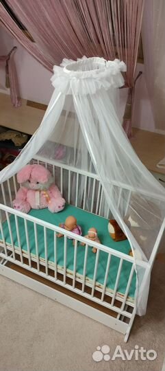 Детская кроватка с маятником