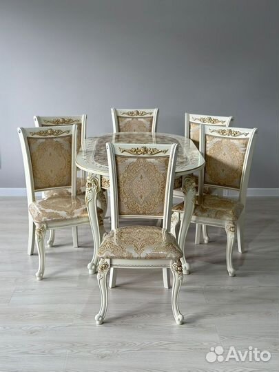 Стол и стулья