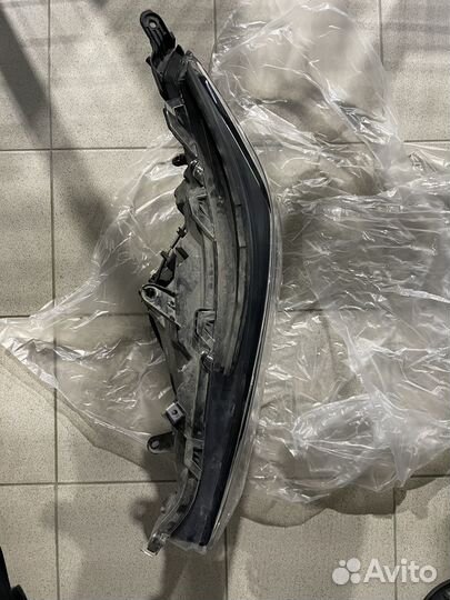 Фара головного освещения левая