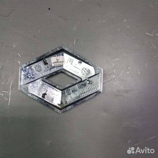 Эмблема крышки багажника Renault Sandero 2 K7M812