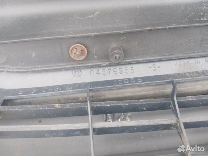 Решетка радиатора Chrysler Voyager 3 1999
