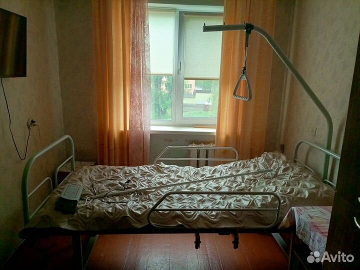 Кровать для лежачих больных, прикроватная стойка