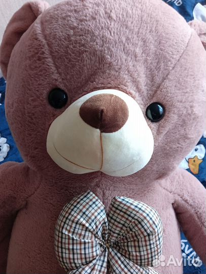 Большой плюшевый медведь