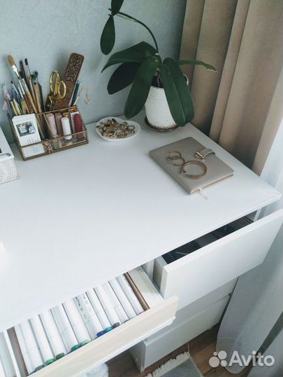 Компьютерный стол белый с ящиками
