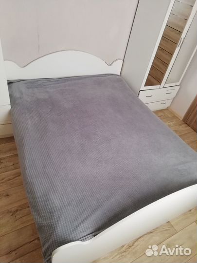 Шкафы,кровать, туалетный столик, тумбы