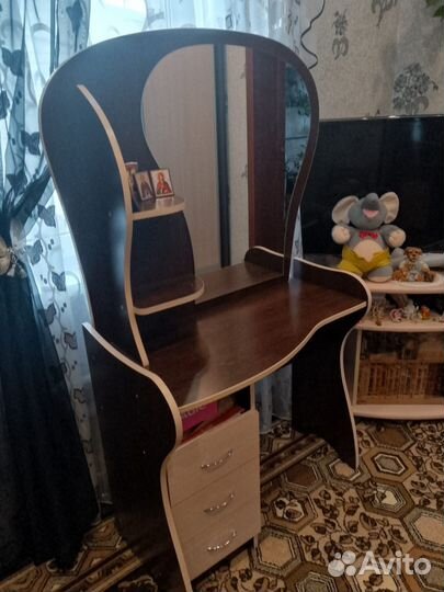 Стол с зеркалом