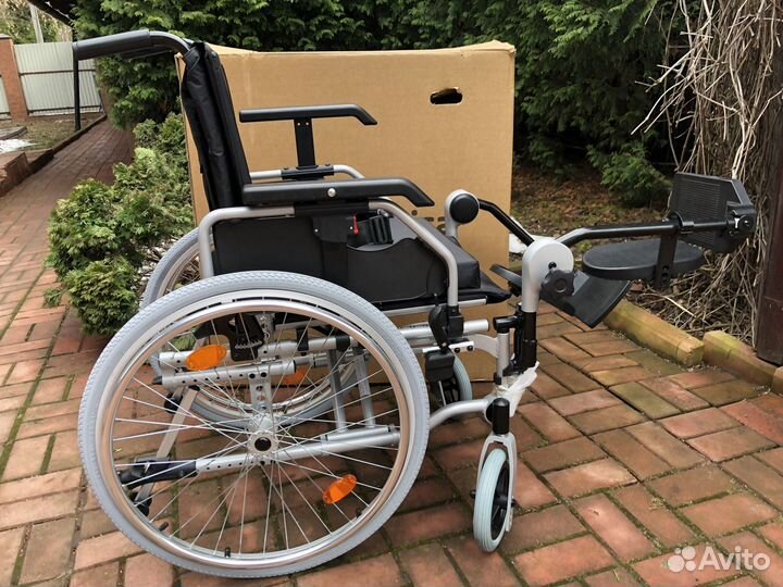 Инвалидная коляска с регулировкой высоты подножек