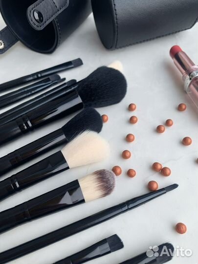 Набор кистей в футляре 12 штук