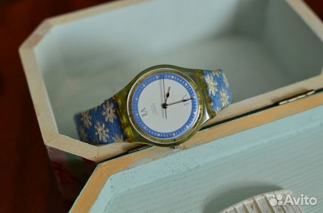 Часы Swatch голубые с кожаным ремешком с ромашками