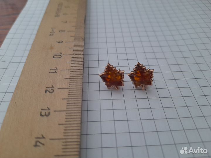 Серьги гвоздики с янтарем