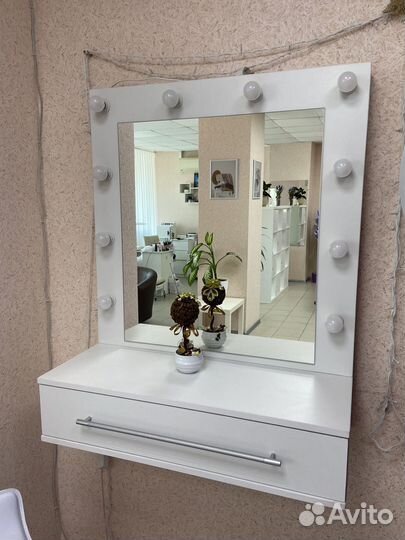 Гримерное зеркало с лампочками