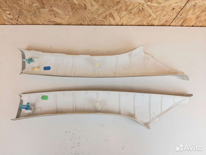 Накладка на стойку кузова Toyota Avensis 2