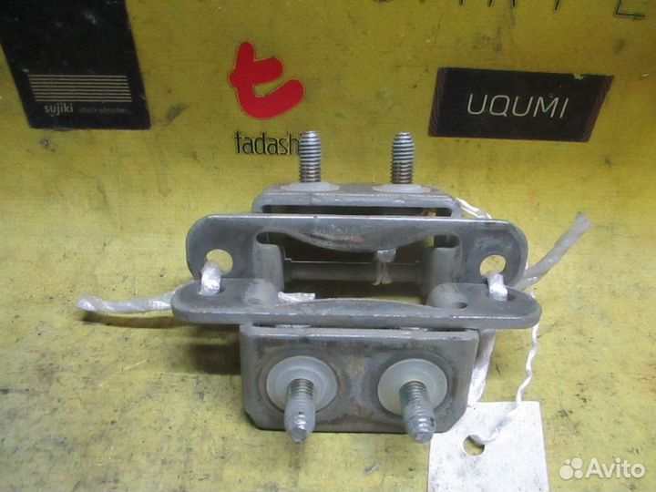 Петля двери задняя Subaru Forester SG5