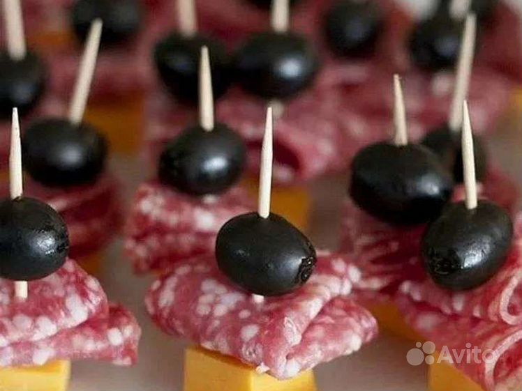 Закуски на зубочистках. Канапе на шпажках на праздничный с колбасой. Канапе для фуршета ветчина сыр. Канапе с прошутто. Канапе на шпажках на праздничный с колбасой.