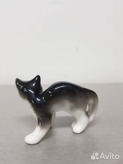 Фарфоровая статуэтка 