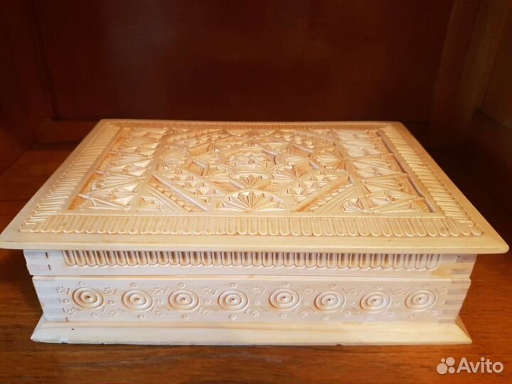 Деревянная шкатулка