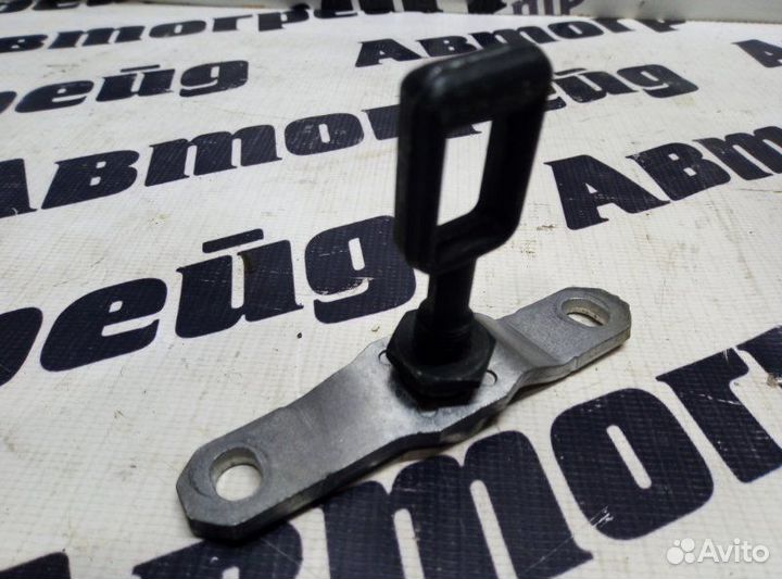 Петля замка крышки багажника Volkswagen Touareg