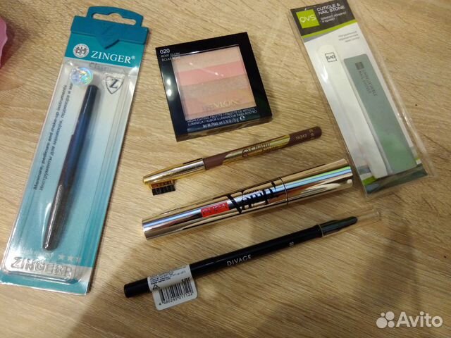 Карандаши, лаки, кисть для губ, пилка, полировка