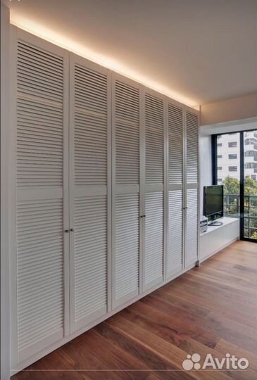 Шкаф с жалюзийными дверьми
