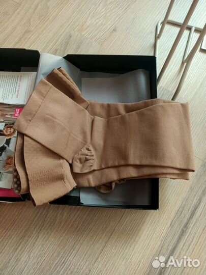 Компрессионные чулки и приспособление для одевания