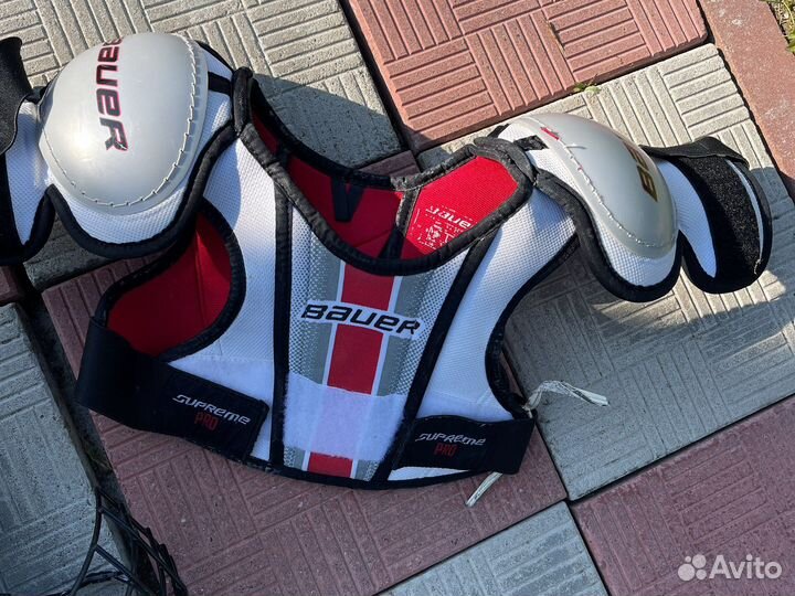 Коньки, шлем и защита bauer