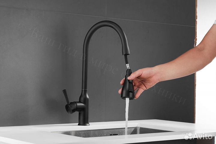 Смеситель для кухни черный с лейкой