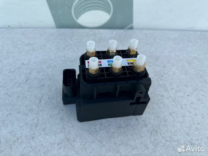 Блок клапанов пневмоподвески Mercedes Ml W164