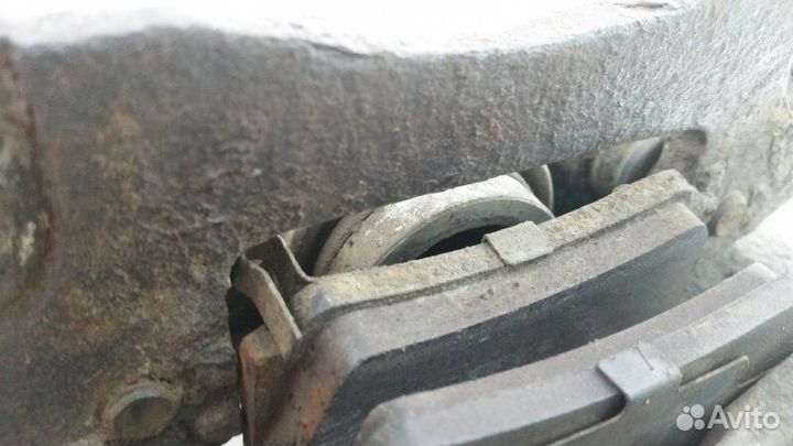 Суппорт задний правый Mitsubishi Pajero Sport K96W