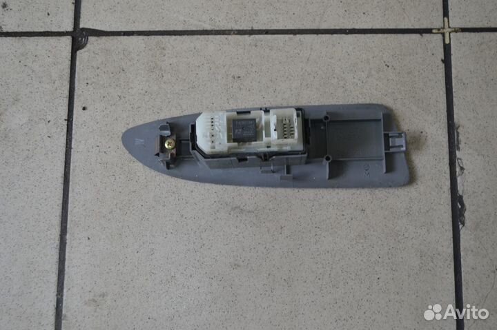 Кнопка стеклоподьемника передняя Toyota Noah R60