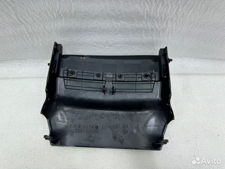 Кожух рулевой колонки Toyota Land Cruiser 200