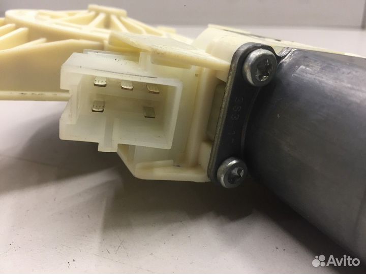 Моторчик стеклоподъемника передний левый