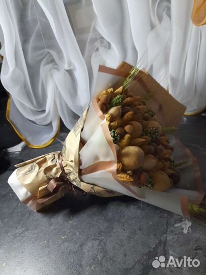 Букет из орехов