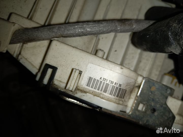 Замок двери задний левый Мерседес В221