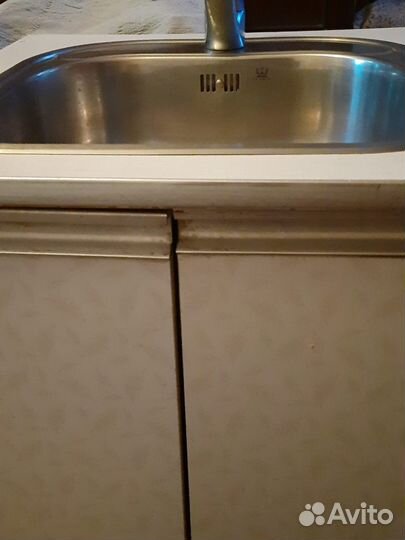 Раковина с тумбой и смесителем