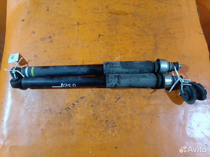 Амортизатор на Nissan Leaf AZE0