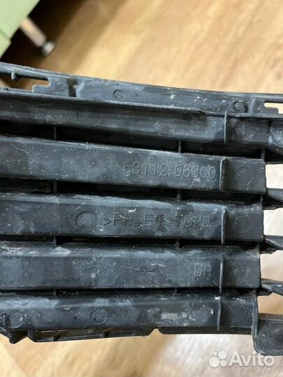 Решетка бампера camry 50