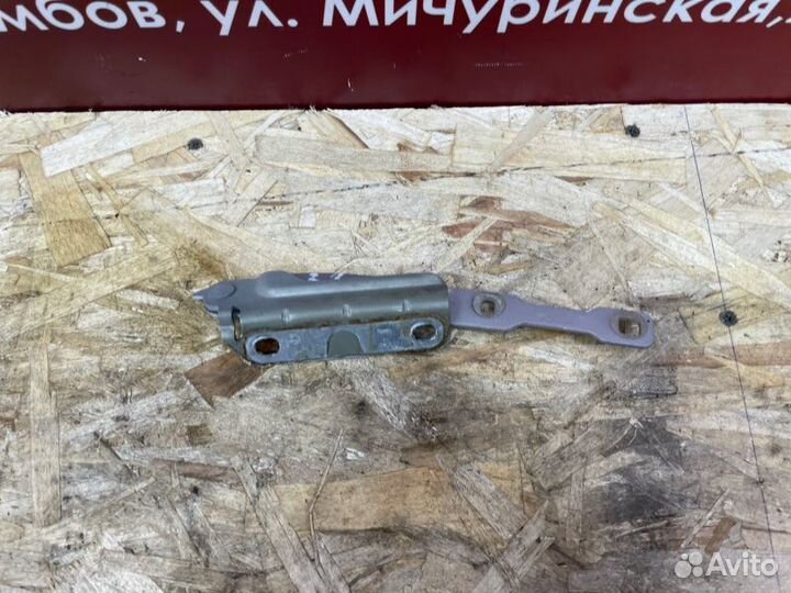 Петля капота правая Renault Sandero Stepway