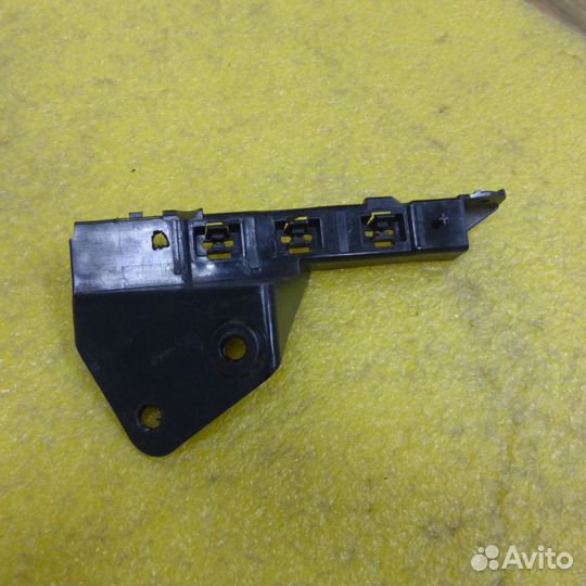 Крепление бампера Mitsubishi Colt праве