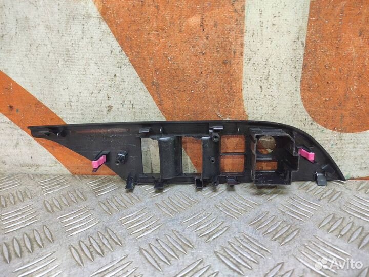 Накладка обшивки двери передняя левая Toyota Hilux