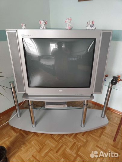 Телевизор Авест. 82 диагональ