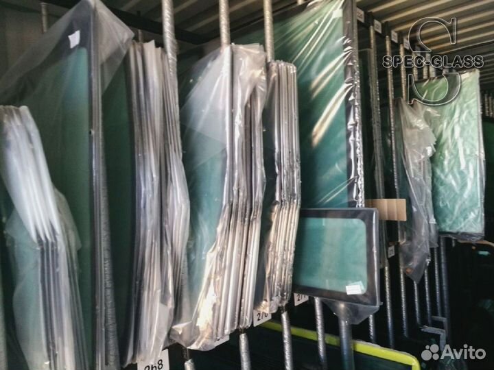 Стекло лобовое среднее John Deere 444к / 524к