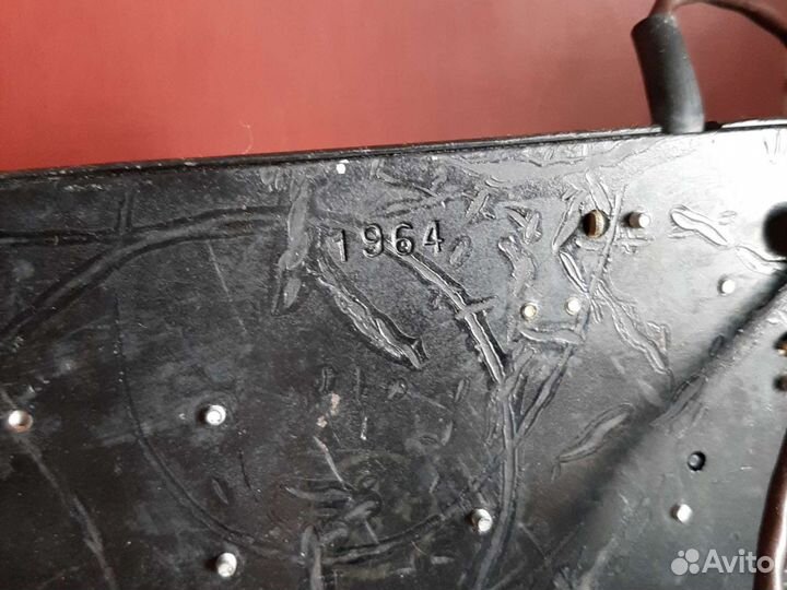 Старинный телефонный аппарат