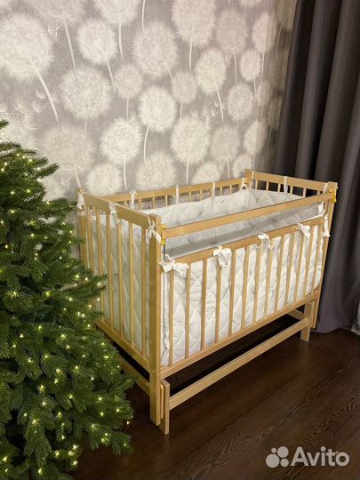 Кроватка для новорожденных с маятником