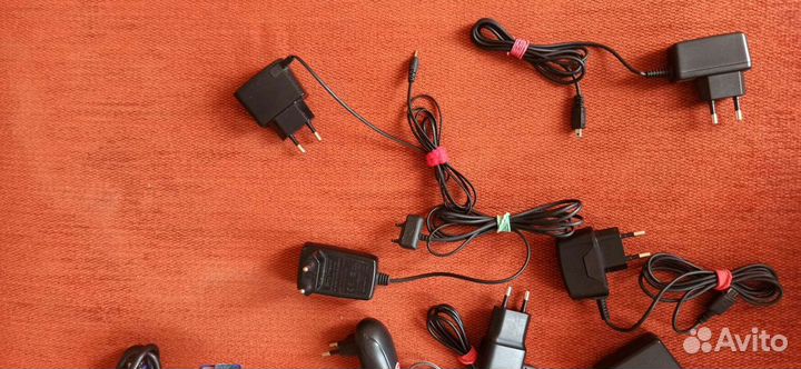Разные зарядные устройства для телефона