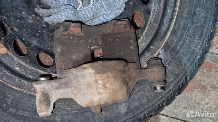 Без скобы.Суппорт hyundai getz передний правый