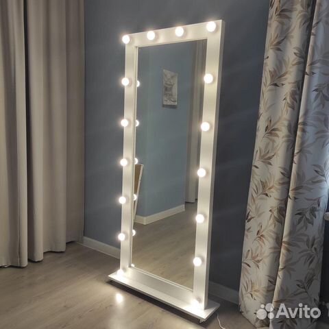 Гримерное зеркало с лампочками