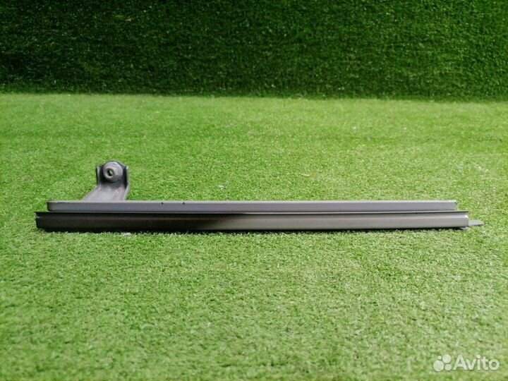 Направляющая стекла передняя левая Toyota Land