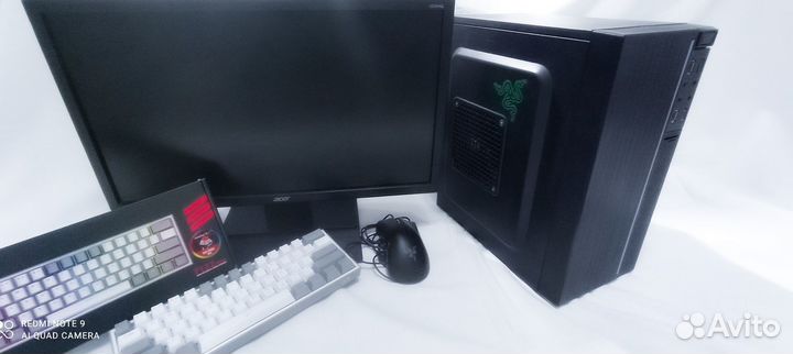 Игровой компьютер вместе с монитором и клавиатурой