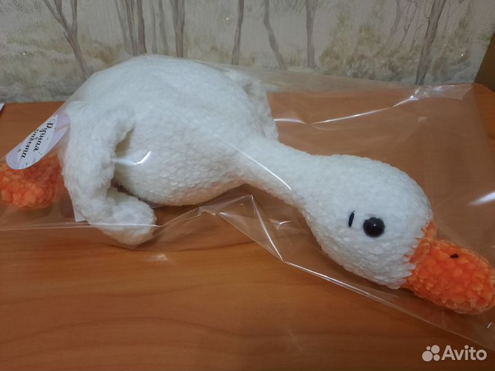 Вязаная игрушка Гусь обнимусь белый