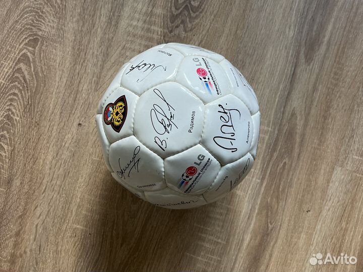 Футбольный мяч с афтогафами сборной России 2002 г